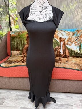 NWOT Elegant Black Mermaid Hem Dress